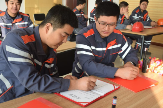 匠心传承，共筑未来 ---聚鑫汇石化有限公司组织2024年第四季度拜师礼